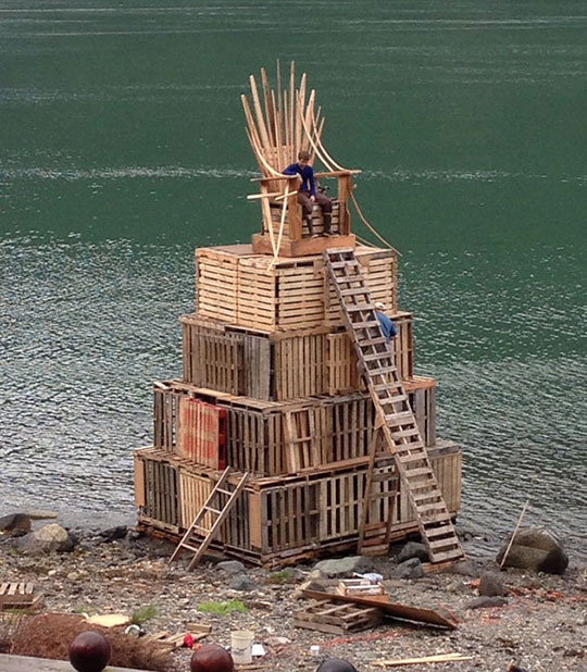 cool-pallet-throne-GoT-beach