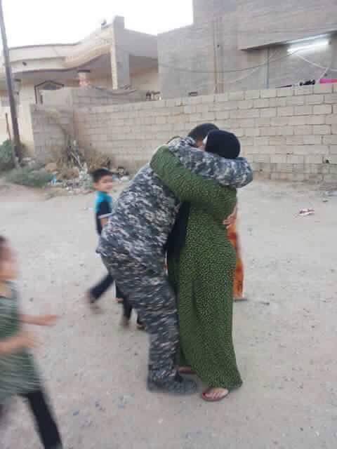 Iraqi police officer liberating his village from isis,meets his mom