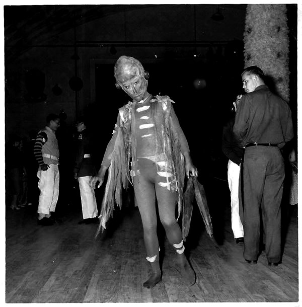 31 Terrifyingly Creepy Vintage Halloween Costumes