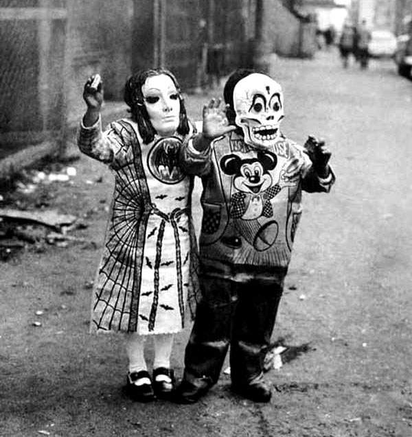 31 Terrifyingly Creepy Vintage Halloween Costumes